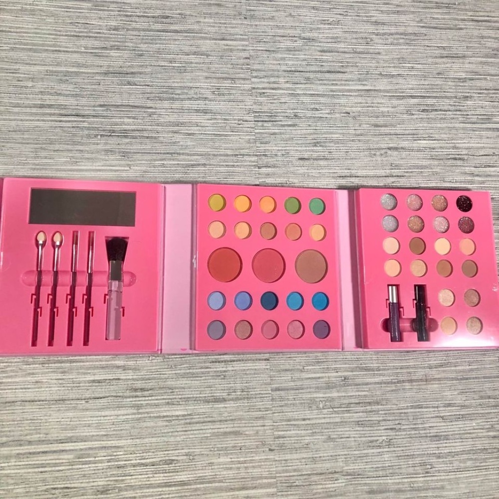 Claires Girls makeup palette Love to Glow 50 Piece Makeup Set - Picture 8 of 10